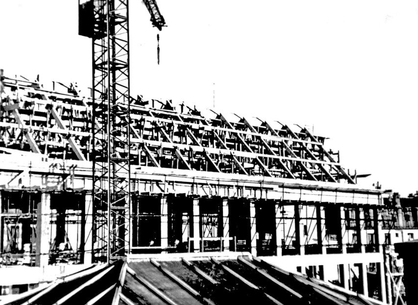 Montage des piliers et arbalétriers (vue du côté est)